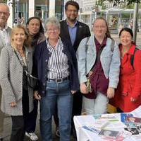 Bild vergrößern:Ein Teil der Besetzung des Infostandes der Konrad-Adenauer-Stiftung zum Tag der Demokratie