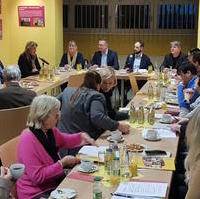 Bild vergrößern:Die Europaabgeordnete Alexandra Mehnert (mit Mikrofon) war am 20. November zu Gast bei der Mitgliederversammlung der Auslandsgesellschaft Sachsen-Anhalt. 