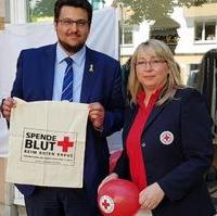 Bild vergrößern:Beim Infostand zum Weltrotkreuztag am 08. Mai Britta Goehring vom DRK Regionalverband Magdeburg-Jerichower Land e.V. und Tobias Krull MdL (v.r.n.l.)