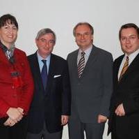 Bild vergrößern:Alexandra Mehnert, der spanische Botschafter Rafael Dezcallar y Mazarredo, Minister Dr. Reiner Haseloff und Steffen Schüller beim Neujahrsempfang der Europa-Union Magdeburg (v.l.n.r.)