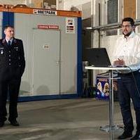 Bild vergrößern:Tobias Krull MdL bei seinem Grußwort bei der Jahresversammlung der Freiwilligen Feuerwehr Prester am 08. Februar, beobachtet vom Ortswehrleiter Steven Schäfer (v.r.n.l.)