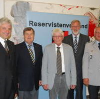 Bild vergrößern:Beim Festempfang des Reservistenverbandes im Magdeburger Rathaus der Landesvorsitzender Lutz-Georg Berkling, Schirmherr und Landtagspräsident Dieter Steinecke MdL, der Präsident des Reservistenverbandes Gerd Höfer, der Staatsminister Rainer Robra und der Landtagsabgeordnete Ralf Geisthardt (v.l.n.r.)