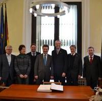 Bild vergrößern:Der Botschafter der Vereinigten Staaten von Amerika S.E. Philip Dunton Murphy (4.v.r.) mit Beigeordneten und Vertretern des Stadtrates der Landeshauptstadt Magdeburg 