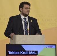 Bild vergrößern:Der CDU-Kreisvorsitzende Tobias Krull MdL bei seinem Grußwort auf dem 16. Landesausschuss der CDU Sachsen-Anhalt, der am 07. Dezember in Magdeburg stattfand. 