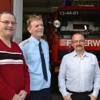 Bild vergrößern:Der Wehrleiter Lutz Tuchen (Mitte) erläutert bei einem Rundgang der Fraktion CDU/BfM die Arbeit der Freiwilligen Feuerwehr Magdeburg-Diesdorf. Hier mit Stadtrat und Mitglied der Feuerwehr Bernd Reppin (l.) und dem Fraktionsvorsitzendem Wigbert Schwenke MdL (r.)