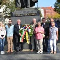 Bild vergrößern:Gedenken an den in Magdeburg geborenen General von Steuben, welcher eine bedeutende Rolle im amerikanischen Unabhängigkeitskrieg gespielt hat.