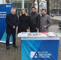 Bild vergrößern:Informationsstand der Konrad-Adenauer-Stiftung am 26. Februar auf dem Bahnhofsvorplatz