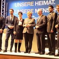 Bild vergrößern:Gemeinsames Gruppenbild der CDU-Bundesvorsitzenden Dr. Angela Merkel und dem Spitzenkandidaten der CDU zur Landtagswahl, Ministerpräsident Dr. Reiner Haseloff, beim Wahlkampfauftakt in Magdeburg 
