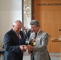 Bild vergrößern:Im Rahmen eines Festaktes im Alten Rathaus ist Gerhard Unger gestern (12.08) mit dem Ehrenring der Landeshauptstadt Magdeburg ausgezeichnet worden. Der langjährige Leiter des Technikmuseums, der am 31. Mai 2019 offiziell aus allen Ämtern ausgeschieden ist, erhielt den Ring in Würdigung seines langjährigen und engagierten Wirkens für die Industriegeschichte Magdeburgs. Unter den zahlreichen Gratulanten waren auch der Vorsitzende des Magdeburger Stadtrates Michael Hoffmann, Frank Schuster (stellv. Fraktionsvorsitzender) und Ehrenringträger Dieter Steinecke (Landtagspräsident a.D.).