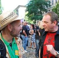 Bild vergrößern:Hans-Christian Knorr (LSU-Ost) und Stadtrat Jens Ansorge am Rande des CSD-Strassenfest in Magdeburg (v.l.n.r.)