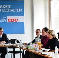 Bild vergrößern:Sitzung des JU-Landesvorstand unter der Leitung der Landesvorsitzenden Sven Schulze (g.l.). Zu Gast war auch der Magdeburger CDU-Kreisvorsitzende Tobias Krull (g.r.)