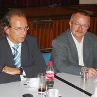 Bild vergrößern:Der MVGM-Geschäftsführer Hartmuth Schreiber und der Vorsitzende der Fraktion CDU/Bund für Magdeburg am Rande einer Fraktionssitzung (v.l.n.r.)