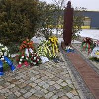 Bild vergrößern:Gedenkstele am ehemaligen Standort des KZ-Außenlagers MAGDA in Magdeburg-Rothensee (Photo Carsten Gloyna)