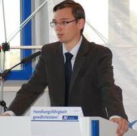 Bild vergrößern:Der Landesgeschäftsführer der Jungen Union André Weber bei der Vorstellung des Leitantrages 