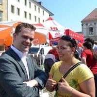 Bild vergrößern:Stadtrat Daniel Kraatz und JU-kreisvorsitzende Freya Gergs im Gespräch während der Veranstaltung auf dem Alten Markt zum 1. Mai