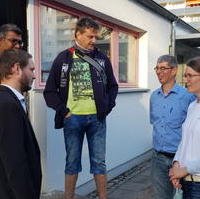 Bild vergrößern:Stadtrat und Ortsverbandesvorsitzender Tim Rohne (g.l.) im Gespräch bei der offiziellen Eröffnung des Königskindergarten in der Johannes-R.-Becher Straße. 