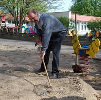Bild vergrößern:Stadtrat Frank Schuster zeigt vollen körperlichen Einsatz beim Frühjahrsputzaktion einer Kindertageseinrichtung im Magdeburger Süden 