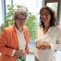 Bild vergrößern:Die Justiz- und Gleichstellungsministerin Anne-Marie Keding und die Künsterlin Sabine Felber am 20. Mai bei der Eröffnung der Ausstellung Würde. Selbst. Wählen.(v.l.n.r.)