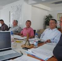 Bild vergrößern:Fraktionsmitglieder diskutieren die Themen der kommenden Stadtratssitzung