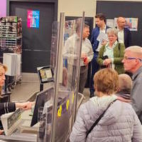 Bild vergrößern:Die Europaabgeordnete Alexandra Mehnert (g.l.) kassierte am 29. Oktober beim EDEKA im Katharinenturm für den Guten Zweck.
