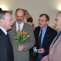 Bild vergrößern:Herzliche Glückwunsche der Fraktion an den persönlichen Referenten des OBs Christian Ruddies zu seinem Geburtstag überbringen Stadtrat Frank Schuster, Stadtrat Dr. Klaus Kutschmann und Fraktionsgf. Reinhard Gurcke (v.l.n.r.)