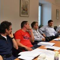 Bild vergrößern:Detlef Hubold (l.) und Tim Liebe (2.vl.) vom Stadtelternrat im Gespräch mit dem Vorsitzenden des Ausschusses Bildung, Schule, Sport Bernd Heynemann (2.v.r.) und weiteren Fraktionsmitgliedern 
