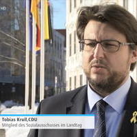 Bild vergrößern:Der Landtagsabgeordnete und CDU-Kreisvorsitzende Tobias Krull bei einem TV-Interview (Screenshot MDR Sachsen-Anhalt Heute vom 12.02.2021)