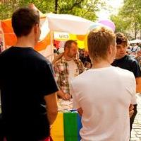 Bild vergrößern:Gute Laune und nette Gespräche am Infostand der Jungen Union Magdeburg zum Straßenfest des Christopher-Street-Day