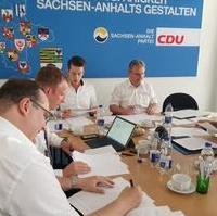 Bild vergrößern:Sitzung der Arbeitsgruppe Kommunalwahl der CDU Sachsen-Anhalt unter der Leitung des Magdeburger Bürgermeisters Klaus Zimmermann (2.v.r.) am 04. Juli 2018.