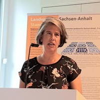 Bild vergrößern:Die Innenministerin Dr. Tamara Zieschang spricht bei der Abschlussveranstaltung der jüd. Kulturtage Sachsen-Anhalt am 27. Juni 2022.