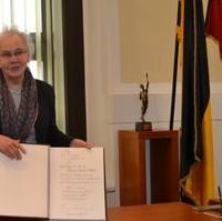 Bild vergrößern:Die Nobelpreisträgerin Prof. Dr. Christiane Nüsslein-Volhard hat sich in das Goldene Buch der Landeshauptstadt Magdeburg eingetragen.