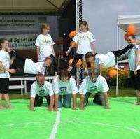 Bild vergrößern:Eine menschliche Pyramide beim Aktionstag -Kinder stark machen- des Sport- und Spielmobils der Sportjugend Magdeburg im Erich-Rademacher-Freibads. Die Basis dieser Konstruktion bilden Stadtrat Wigbert Schwenke MdL, Angela Franke (Sport- und Spielmobil) sowie Rainer Bode (Vors. Sportjugend MD) (v.l.n.r.)