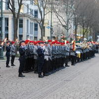 Bild vergrößern:Die vor der Staatskanzlei angetretenen Teilnehmer an der Serenade zu Ehren des scheidenen Ministerpräsidenten Prof. Dr. Wolfgang Böhmer. 