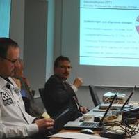 Bild vergrößern:Der Finanzbeigeordnete Klaus Zimmermann (g.r.) spricht in der Fraktion zum Haushaltsentwurf 2012
