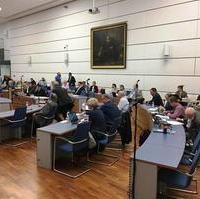 Bild vergrößern:In der 86 (VI) Stadtratssitzung wurden folgenden Themen behandelt; Entwurfsplanung für Nebau 3-Feld-Sporthalle am Standort Lorenzweg, EW-Bau für den Umbau der MDCC-ARENA, Vorgezogene Schulentwicklungsplanung zur Absicherung des Beschulungsbedarfs 2019/20, Die Aufstellung, Zwischenabwägung zur Stellplatzsatzung wurde zurück in den Ausschuss überwiesen. 