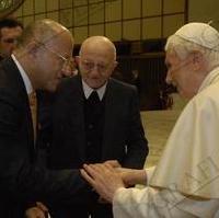 Bild vergrößern:Stadtrat Michael Hoffmann (l.) und sein Vater bei der Audienz von Papst Benedikt XVI