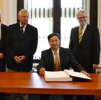 Bild vergrößern:Der Botschafter der Volksrepublik China, S.E. Shi Mingde (2.v.r.) trug sich im Beisein von Rainer Nitsche, Beigeordneter für Wirtschaft, Tourismus und regionale Zusammenarbeit, Stadtrat Gunter Schindehütte (v.l.n.r.) und Bürgermeister Rüdiger Koch (r.) während seines Antrittsbesuches in der Landeshauptstadt Magdeburg in das Goldene Buch der Stadt ein 