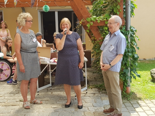 Die Landtagspräsidentin Gabriele Brakebusch (m.) spricht beim Sommerfest des Magdeburger Fördervereins krebskranker Kinder e.V. am 15. Juni 2019.