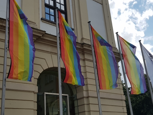 Die Regenbogenfahnen am 09. August vor dem Magdeburger Rathaus. 