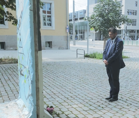 Der CDU-Kreisvorsitzende Tobias Krull gedenkt am 58. Jahrestag des Baus der Berliner Mauer den Opfern der Deutschen Teilung.