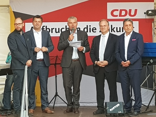 Eröffnung des Sommerfestes des Europaabgeordneten Sven Schulze (2.v.l.) und der CDU Sachsen-Anhalt durch den CDU-Landesvorsitzenden Holger Stahlknecht MdL (mitte). 