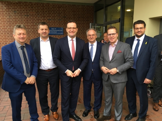 Bundesgesundheitsminister Jens Spahn (3.v.l.) bei seinem Besuch im Universitätsklinikum Magdeburg am 06. Dezember im Kreise von Abgeordneten aus Europa, Bund und Land. 