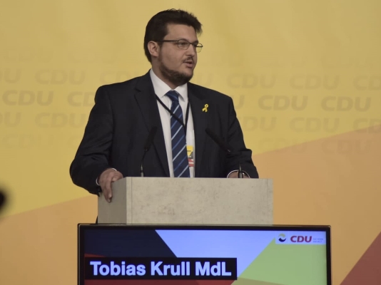 Der CDU-Kreisvorsitzende Tobias Krull MdL bei seinem Grußwort auf dem 16. Landesausschuss der CDU Sachsen-Anhalt, der am 07. Dezember in Magdeburg stattfand. 