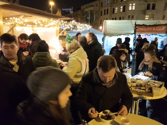 Immer gut besucht, der Stand des CDU-Ortsverbandes Mitte beim 16. Stadtfelder Weihnachtsspektakel am 13. Dezember 2019. Es wurden Spenden für den Verein schwerstkranker Kinder und ihrer Eltern gesammelt. 