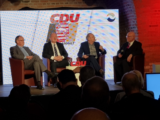 Die ehemaligen CDU-Landesvorsitzenden Dr. Karl-Heinz Daehre (g.l.), Thomas Webel (2.v.l.) und Dr. Gerd Gies (g.r.) bei einer Diskussionsrunde bei der Festveranstaltung 30 Jahre CDU Sachsen-Anhalt am 21. Februar 2020.