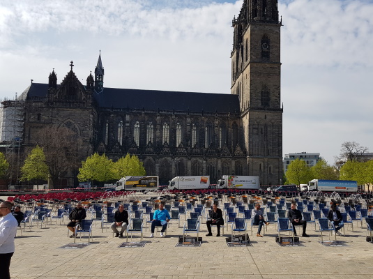 Leere Stühle auf dem Magdeburger Domplatz und eine symbolische Beerdigung sollten am 24. April auf die dramatische Lage der Gastronomie aufmerksam machen.