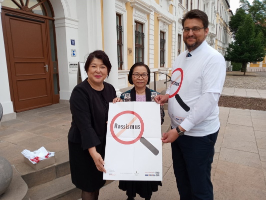 Der CDU-Kreisvorsitzende Tobias Krull MdL (r.) unterstützt die Anti-Rassismus-Kampagne des Landesnetzwerks Migrantenorganisationen Sachsen-Anhalt e.V. hier vertreten durch Frau Mika Kaiyama (l.) und Frau Vu Hoang Thien Ha. 