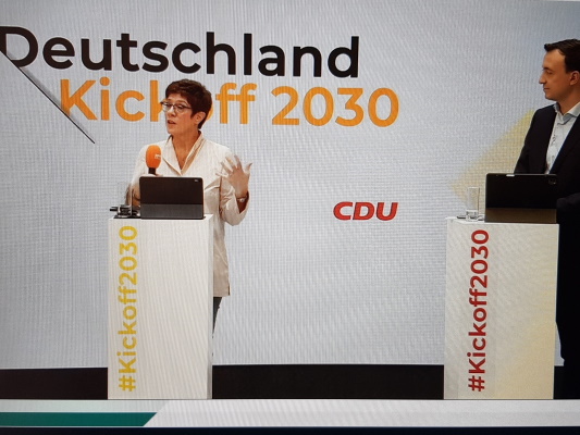 Die CDU-Bundesvorsitzende Annegret Kramp-Karrenbauer und CDU-Generalsekretär Paul Ziemiak MdB beim Kickoff2030 (v.l.n.r.)