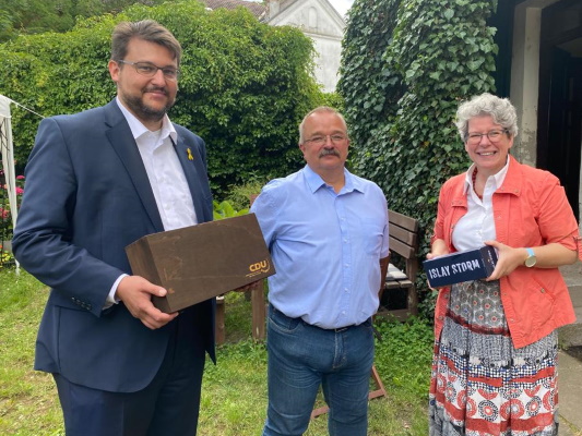 Zu seinem 60sten Geburtstag am 22. Juli gratulieren Wigbert Schwenke (m.) die stellv CDU-Kreisvorsitzende Anne-Marie Keding (r.) und der CDU-Kreisvorsitzende Tobias Krull MdL (l.) 