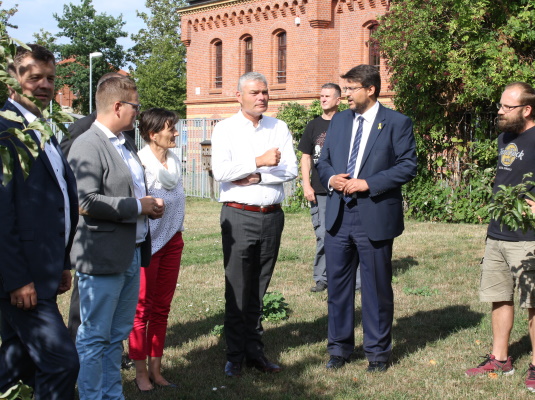 Der CDU-Landesvorsitzende Holger Stahlknecht MdL (mitte) besuchte im Rahmen seiner Zuhör-Tour am 24. August unter anderem die Jugend- und Sozialeinrichtung -Mutter Theresa- in Cracau. 